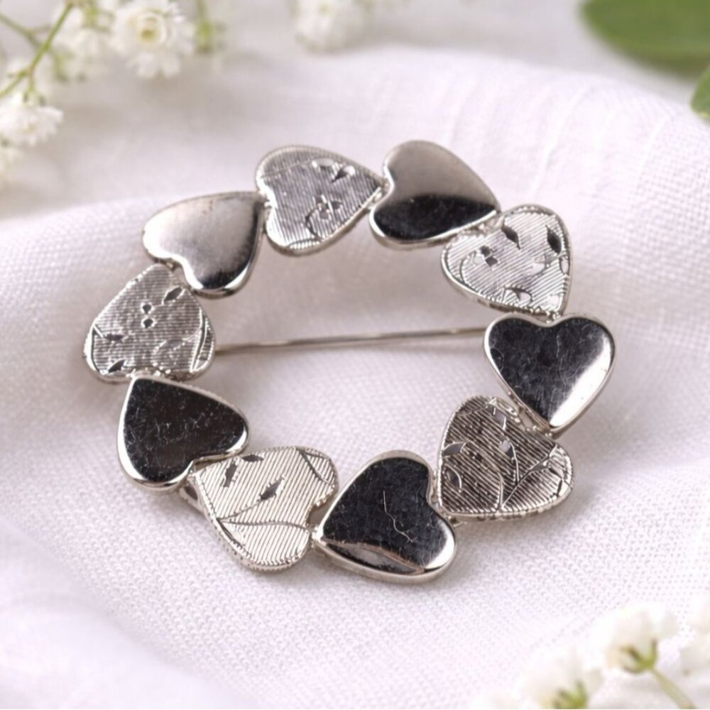 Vintage Silver-Tone Heart Wreath Pin Brooch With Textured & Polished Details